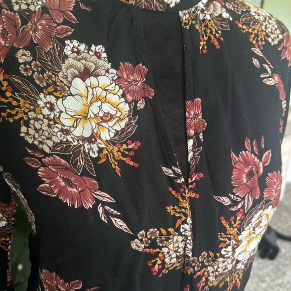 Chloe & Katie Black Floral Blouse - Picture 2 of 9